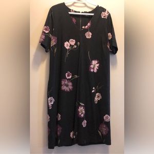 Slightly stretchy fabric makes this shift dress comfortable for everyday wear